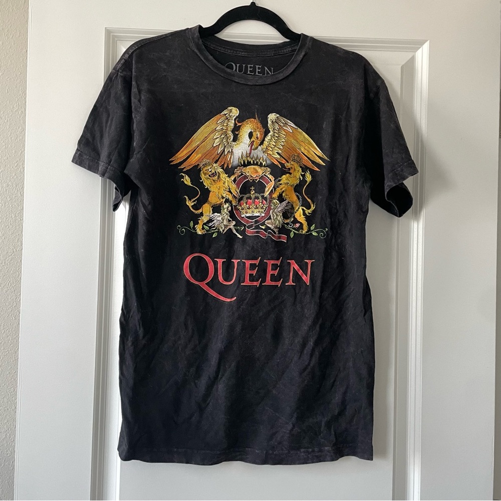 Queen graphic tee